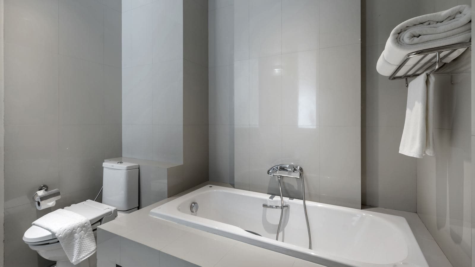 rooms-pool-pent