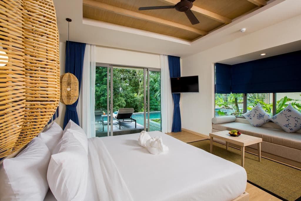 rooms-aqua-deluxe-pool-access