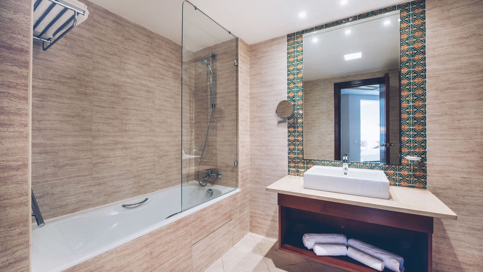 rooms-room-double-priority-location