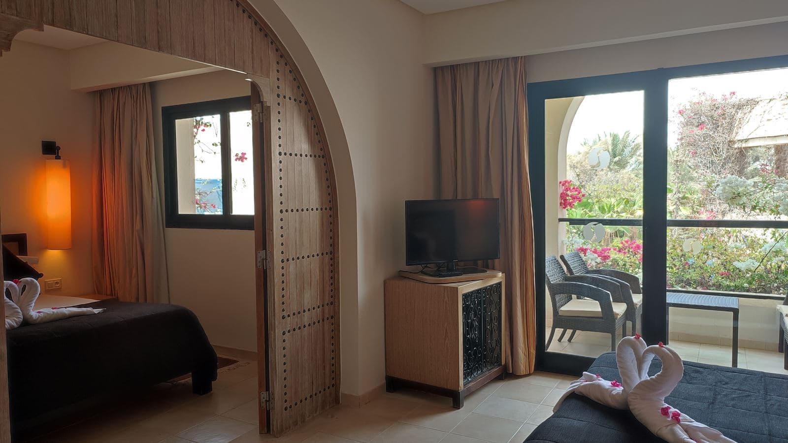 rooms-room-family-garden-view