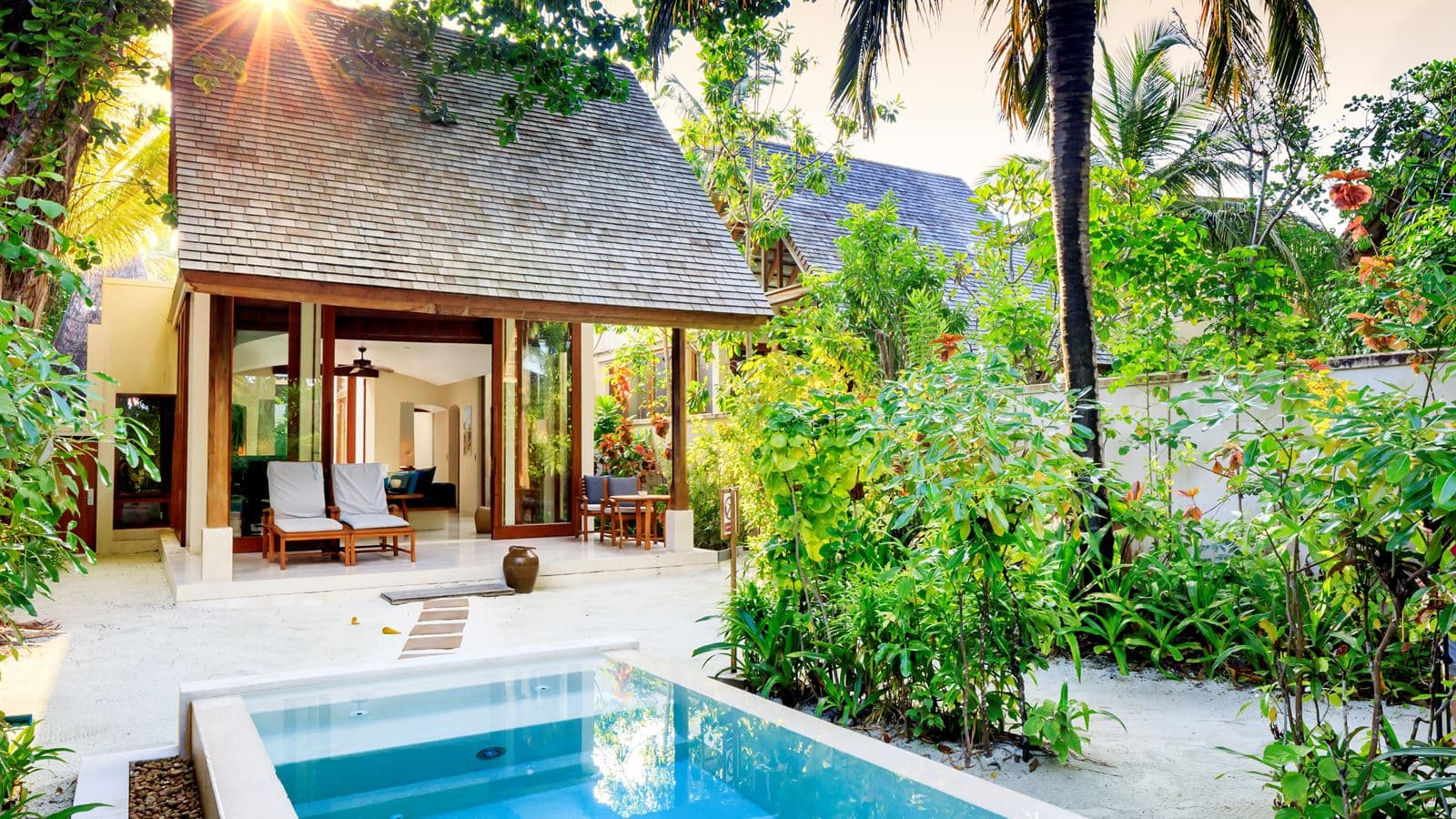 rooms-deluxe-beach-villa