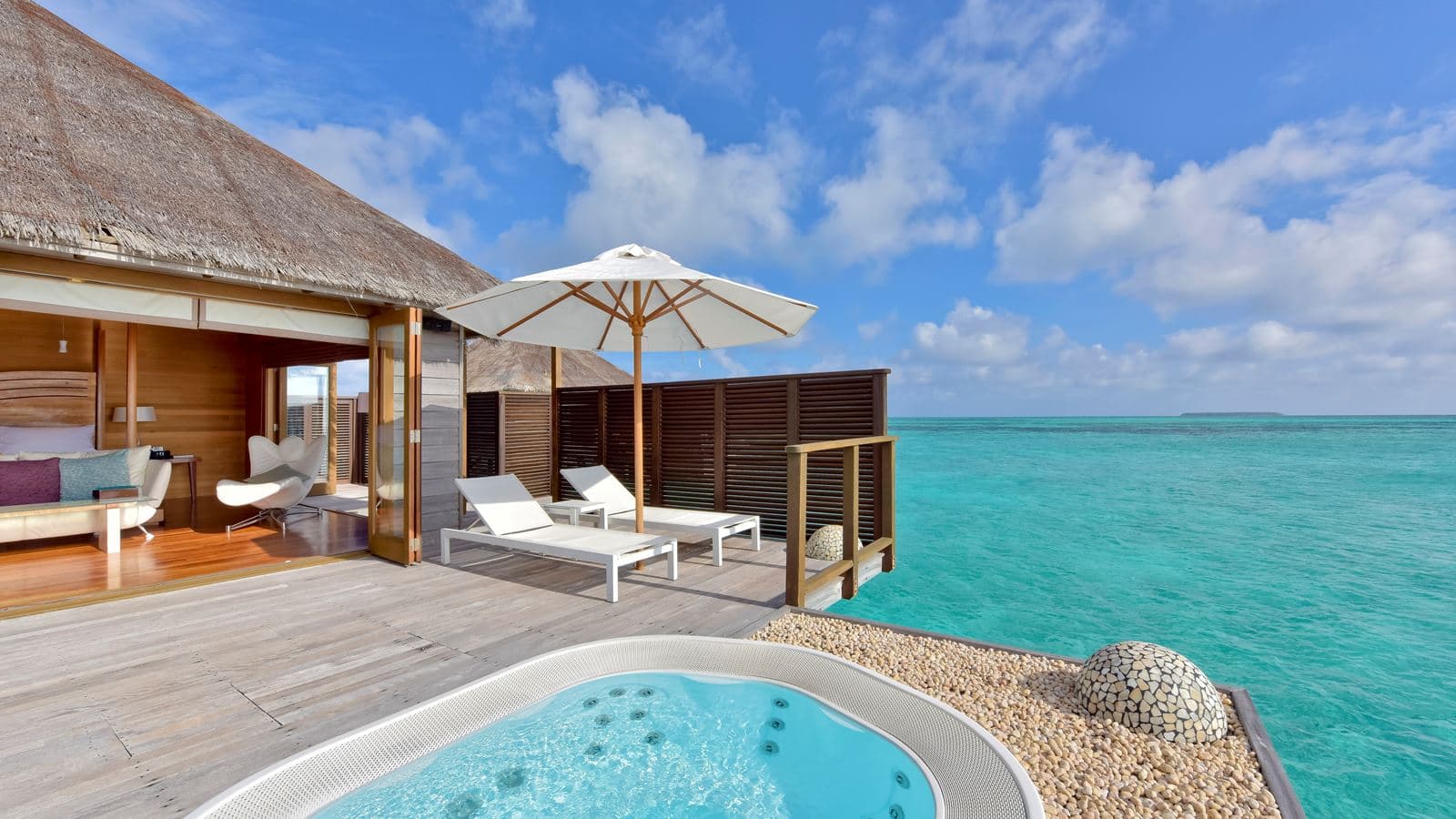 rooms-deluxe-water-villa