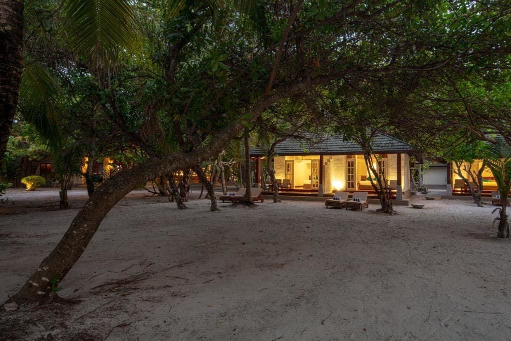 rooms-deluxe-jacuzzi-beach-villas