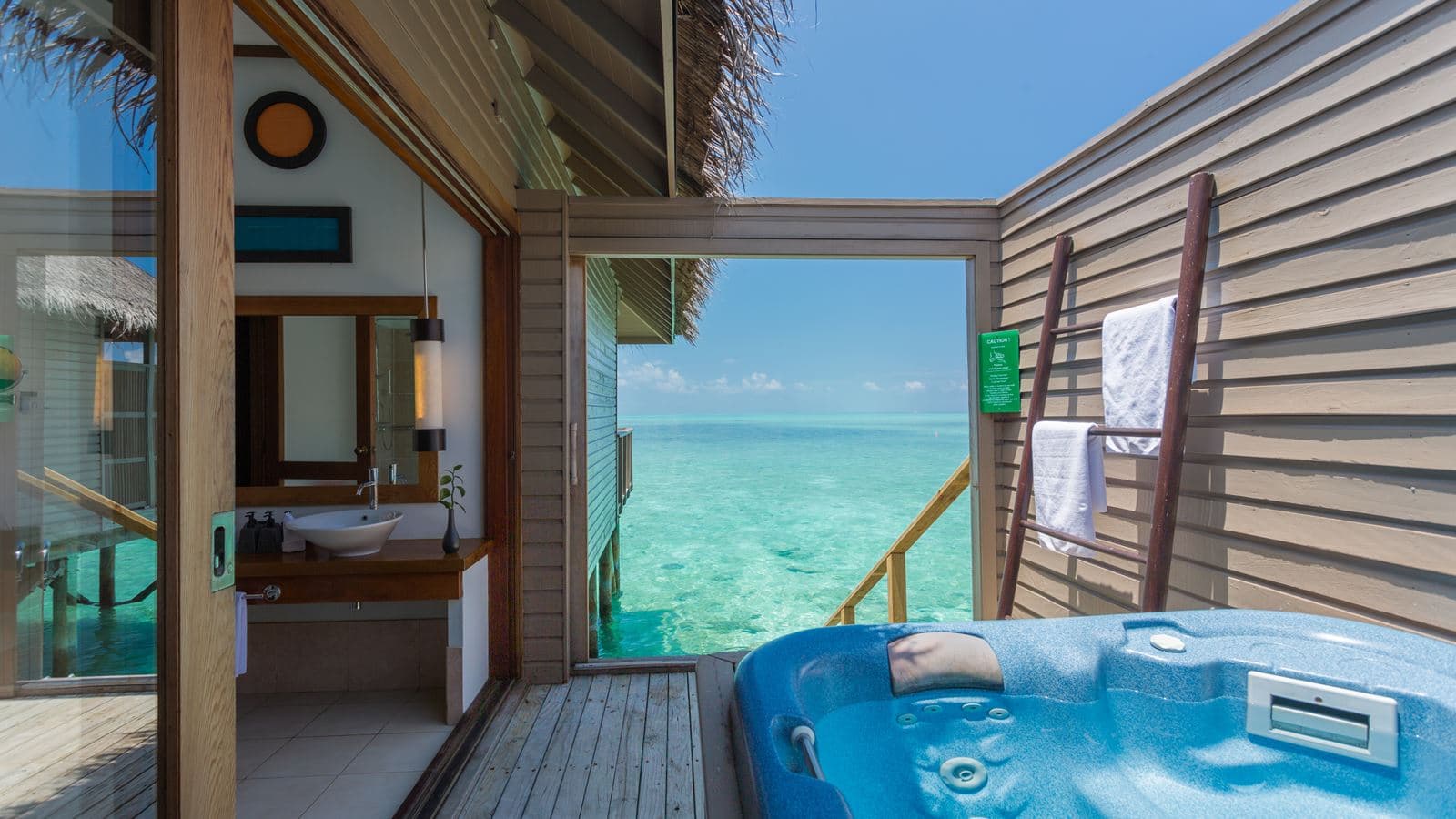 rooms-jacuzzi-water-villa