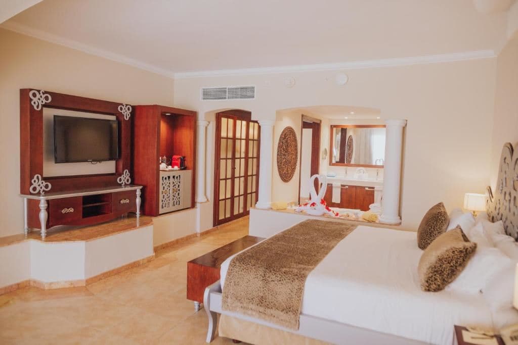 rooms-colonial-junior-suite-ocean-front-outdoor-jacuzzi
