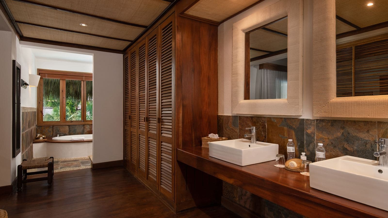 rooms-junior-suite-ocean-front-deluxe