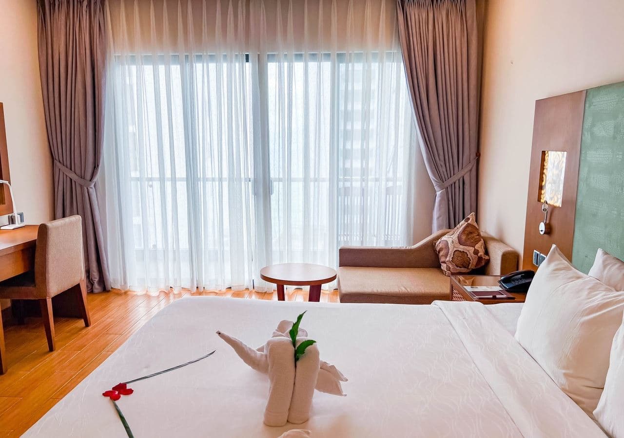 rooms-deluxe-room-partial-sea-view-with-balcony