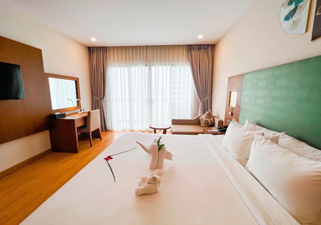 rooms-deluxe-room-partial-sea-view-with-balcony-child-without-extra-bed