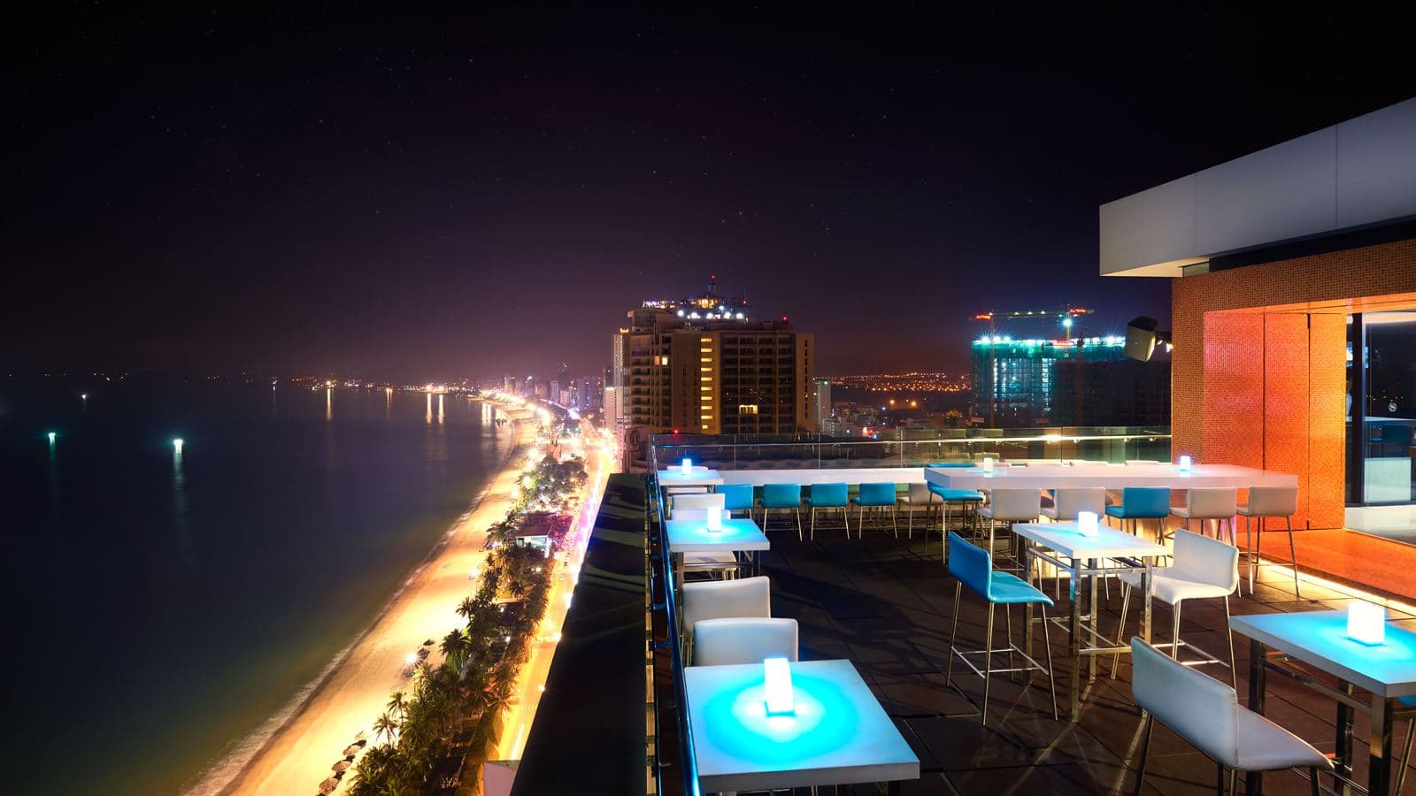 bars-altitude-rooftop-bar
