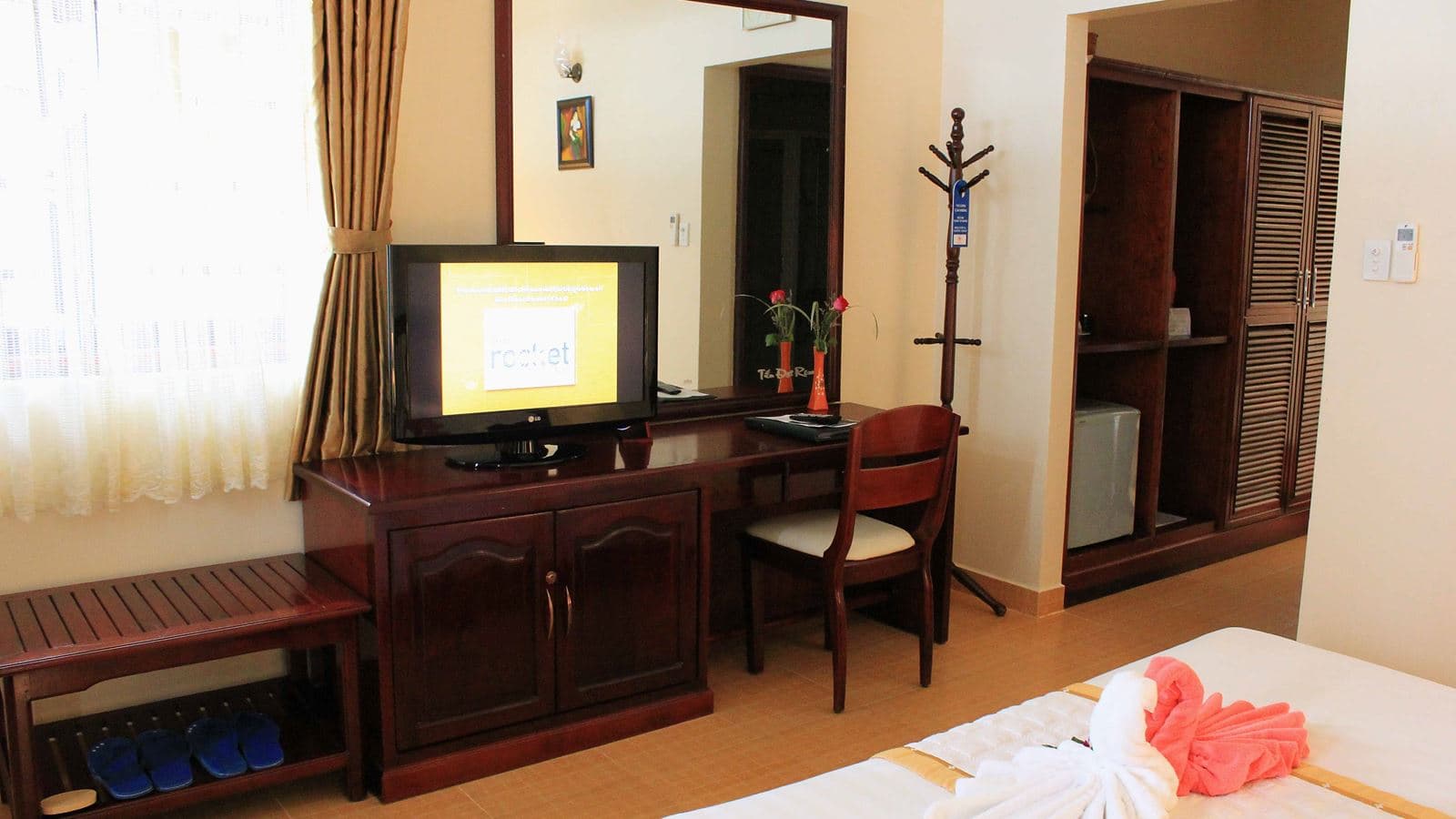rooms-room-deluxe-seaview-at-hill-side-with-balcony