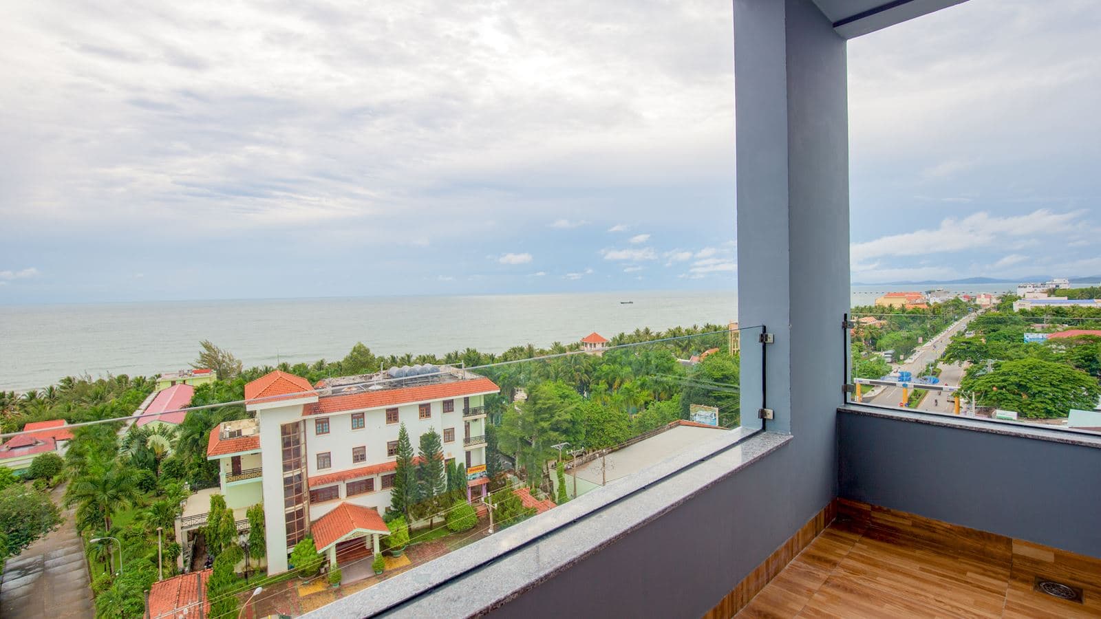 rooms-deluxe-room-double-with-window