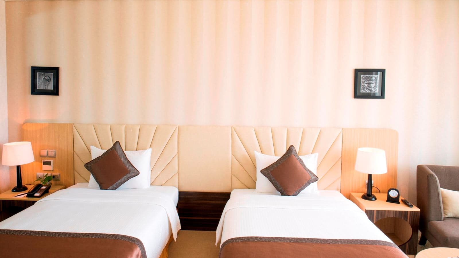rooms-deluxe-twin-with-balcony