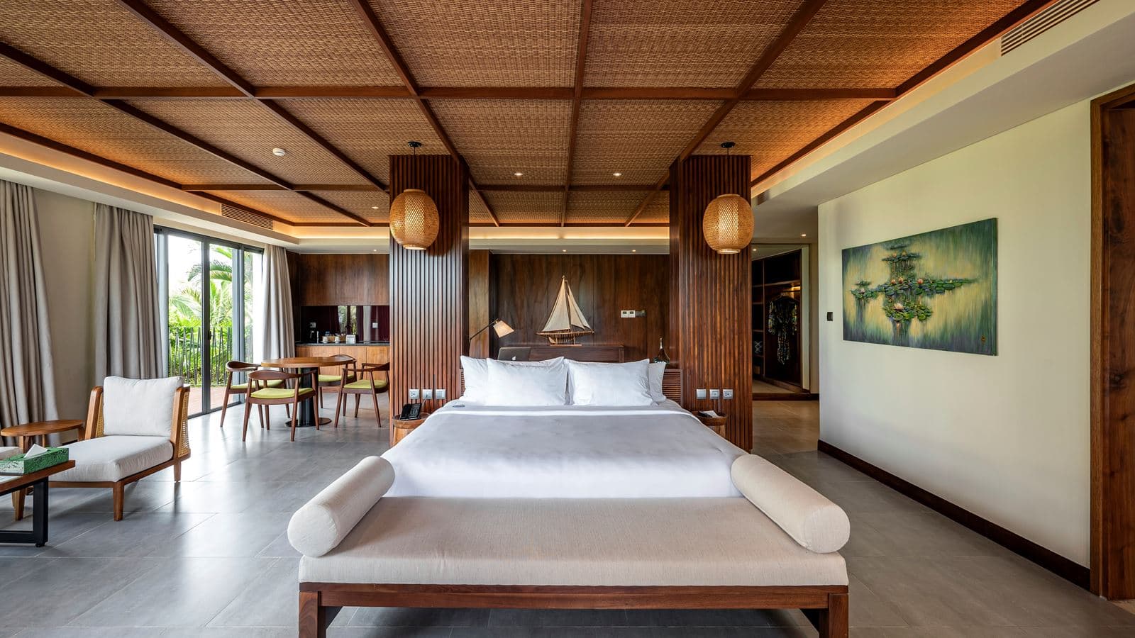 rooms-moonrise-suite-with-balcony