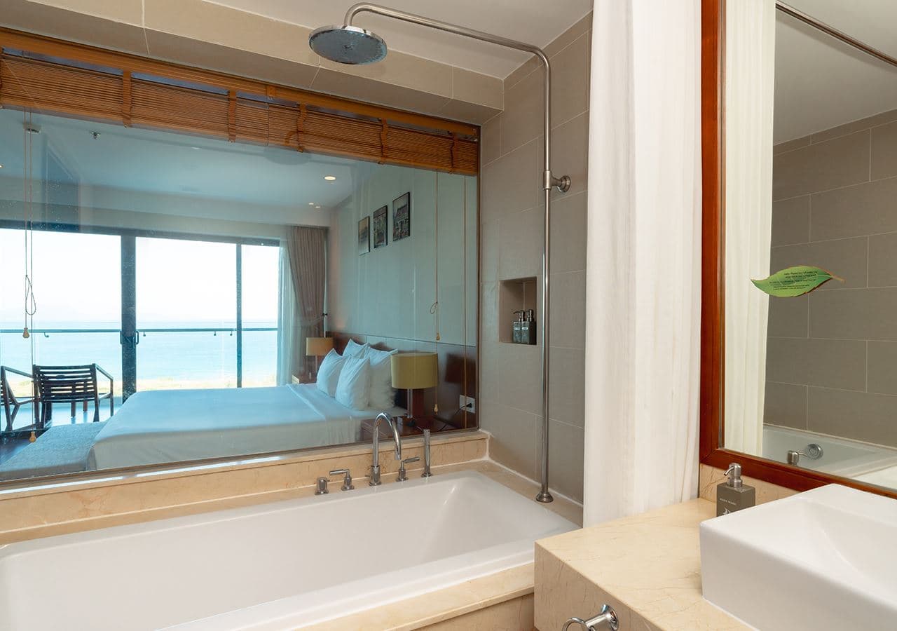 rooms-deluxe-ocean-with-bathtub