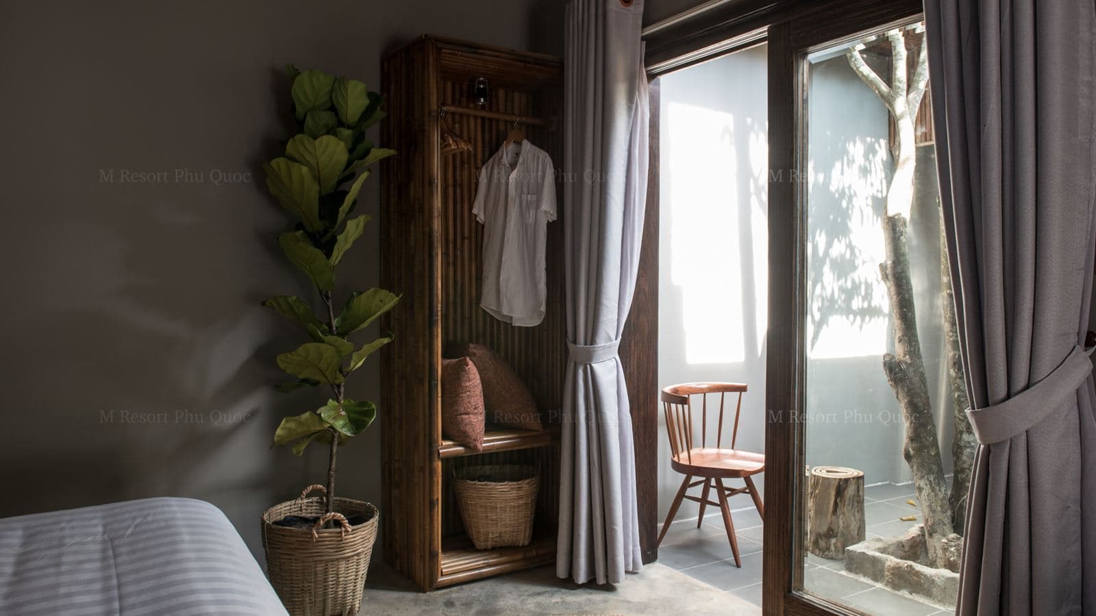 rooms-tropical-room
