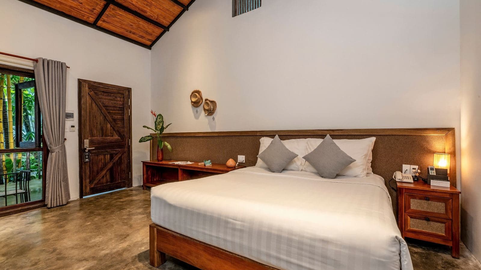 rooms-tropical-room