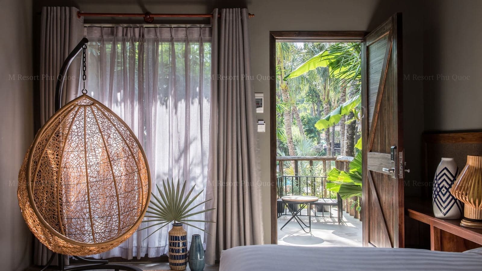 rooms-tropical-room