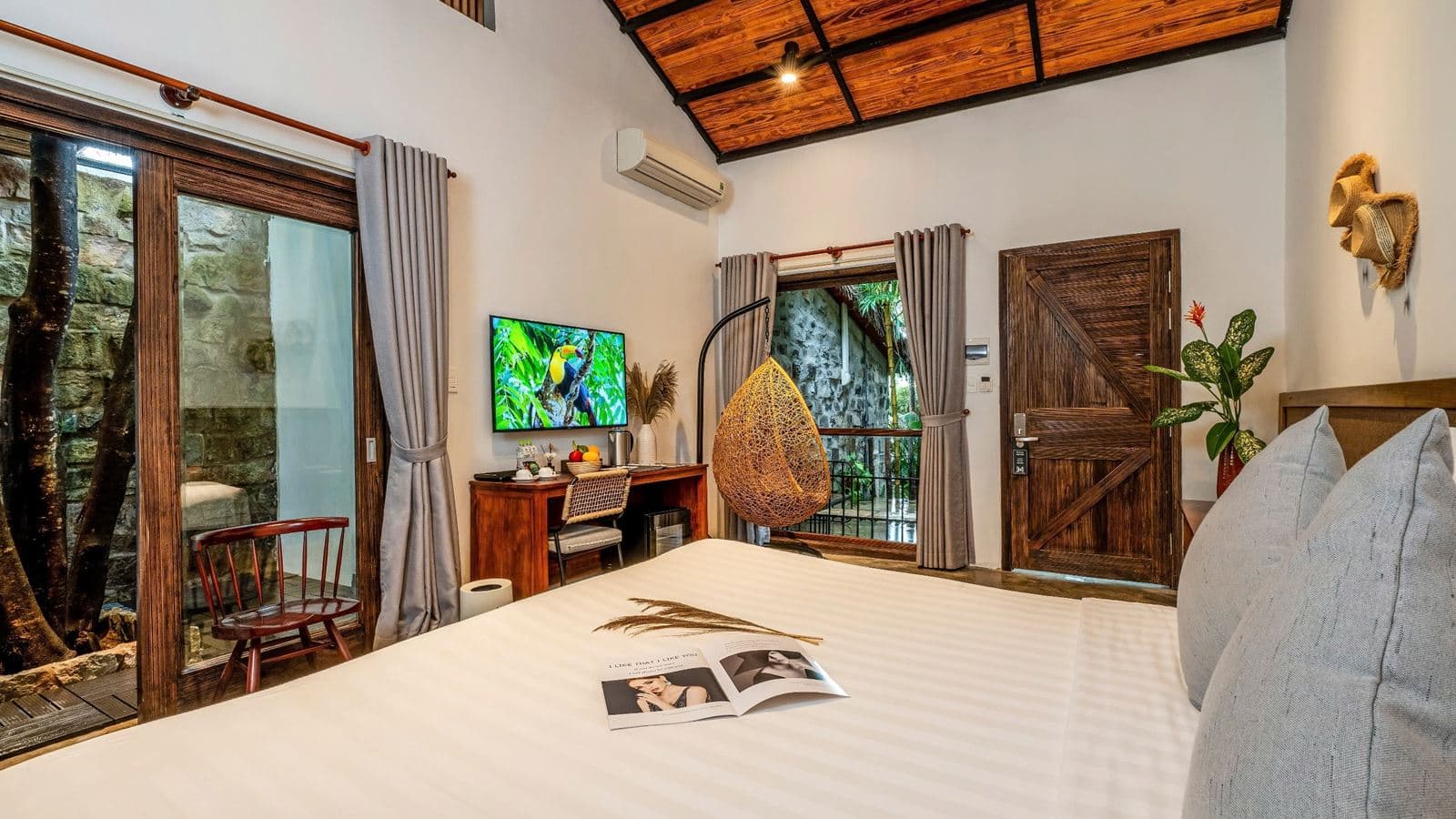 rooms-tropical-room