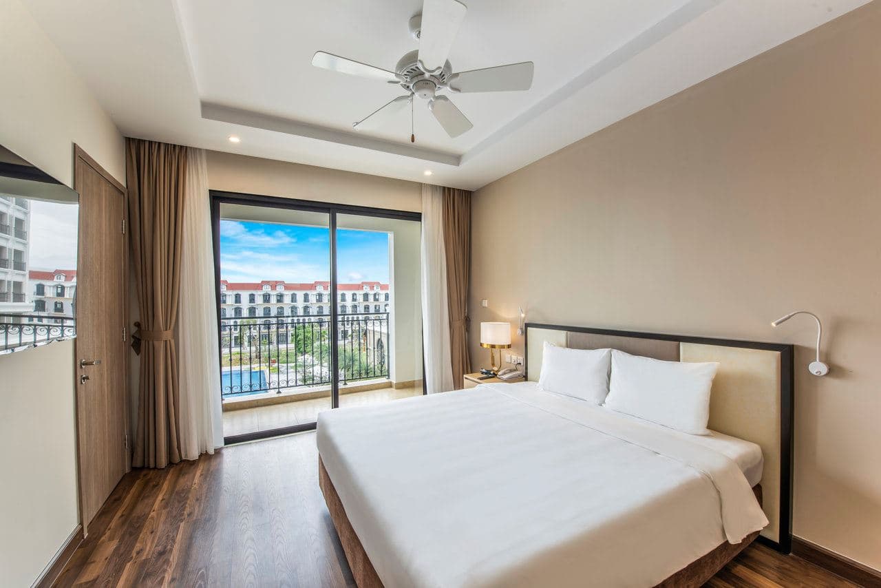 rooms-room-family-pool-view