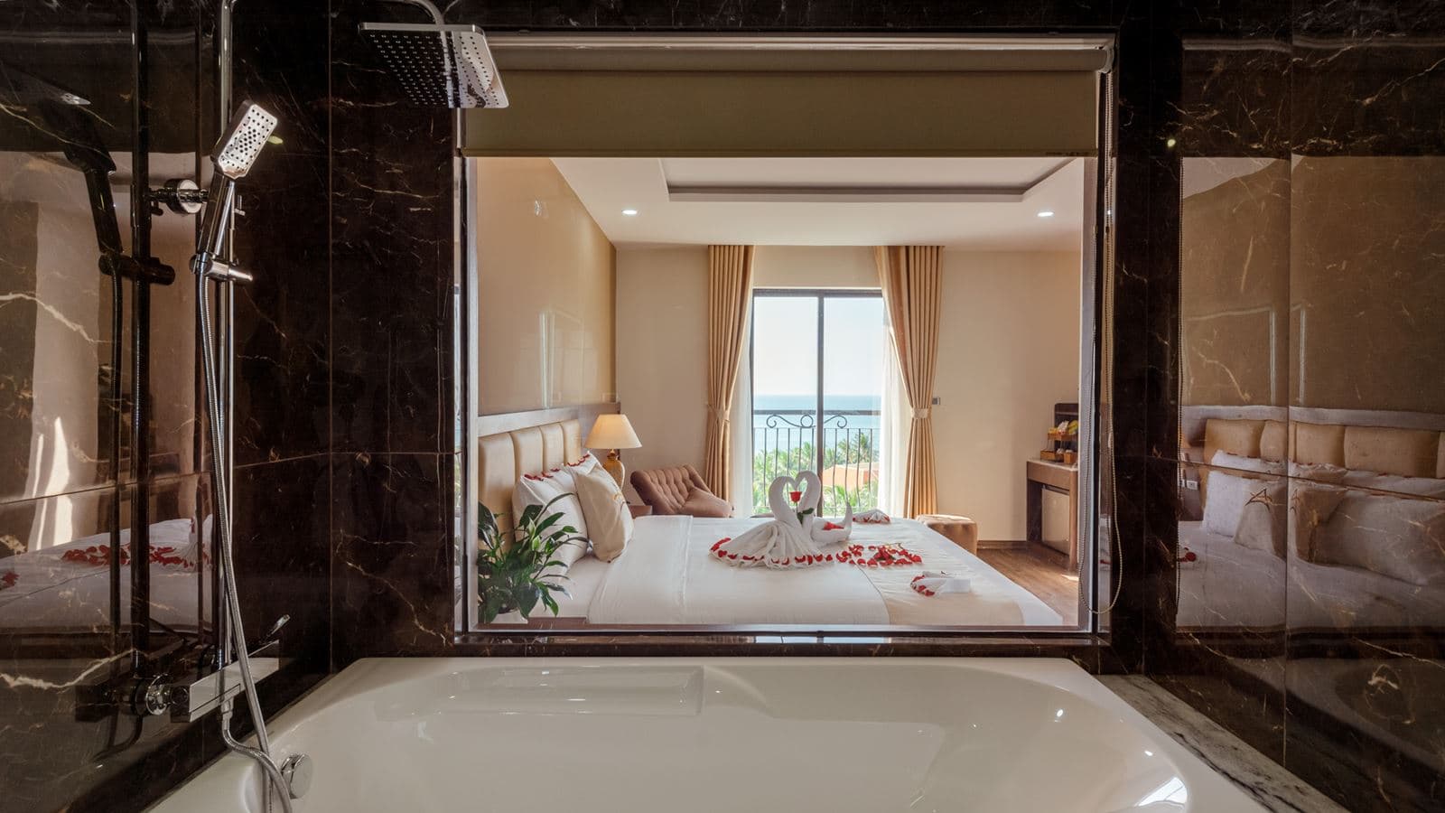 rooms-helios-suite-with-ocean-view