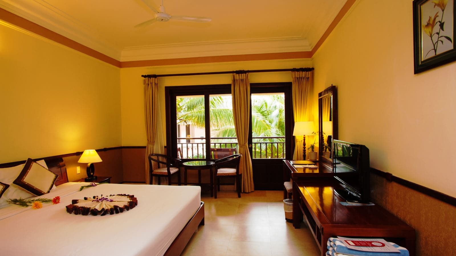 rooms-room-deluxe-gardenview-balcony