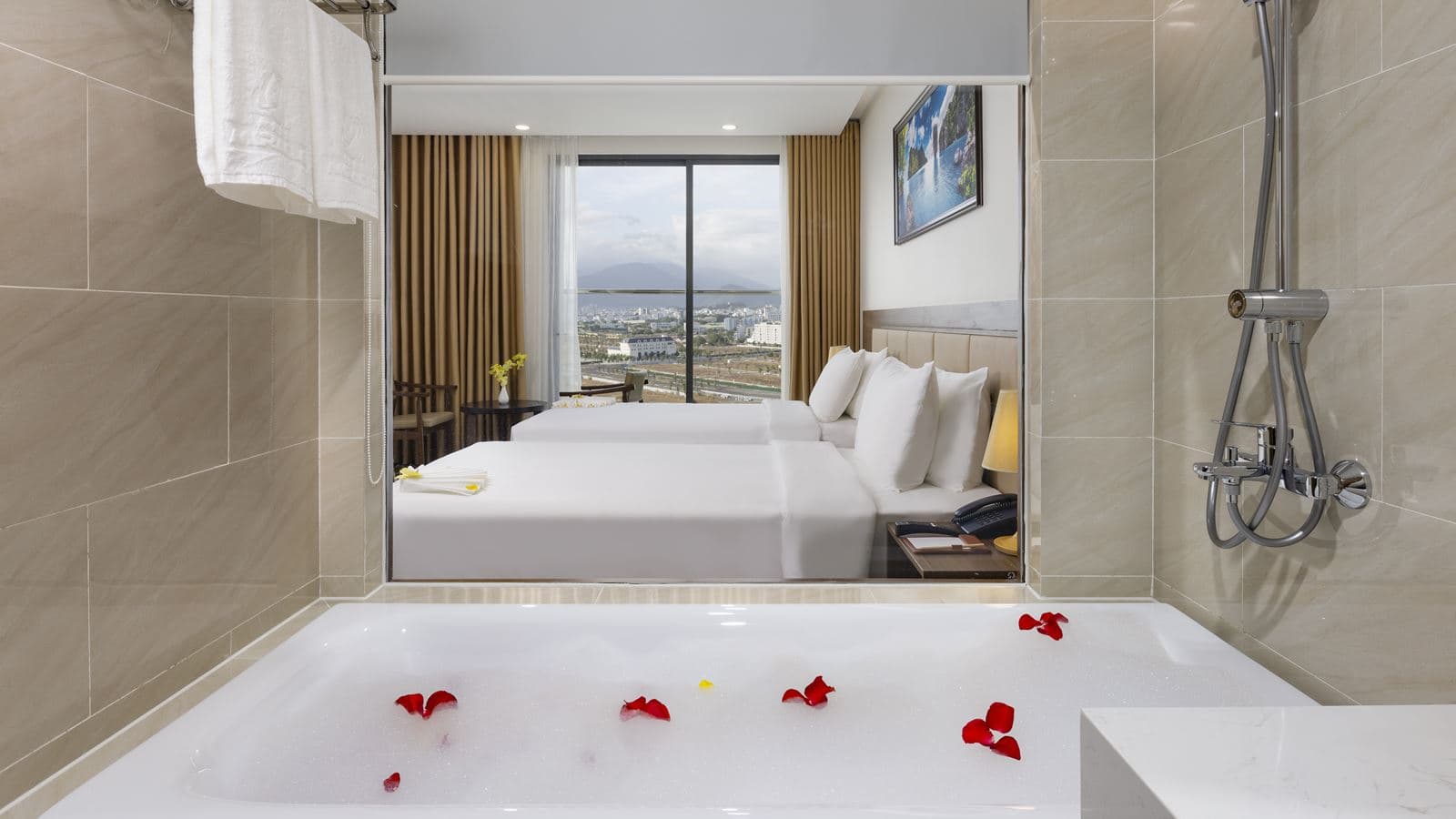 rooms-senior-deluxe-with-balcony-child-without-extra-bed