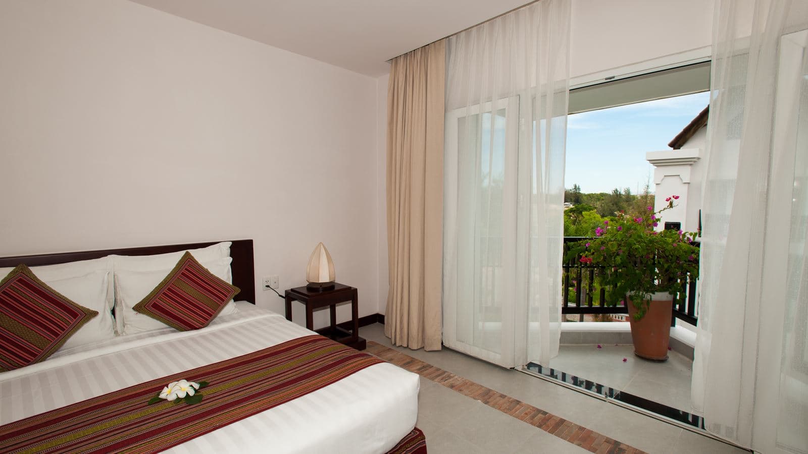 rooms-superior-garden-view-balcony