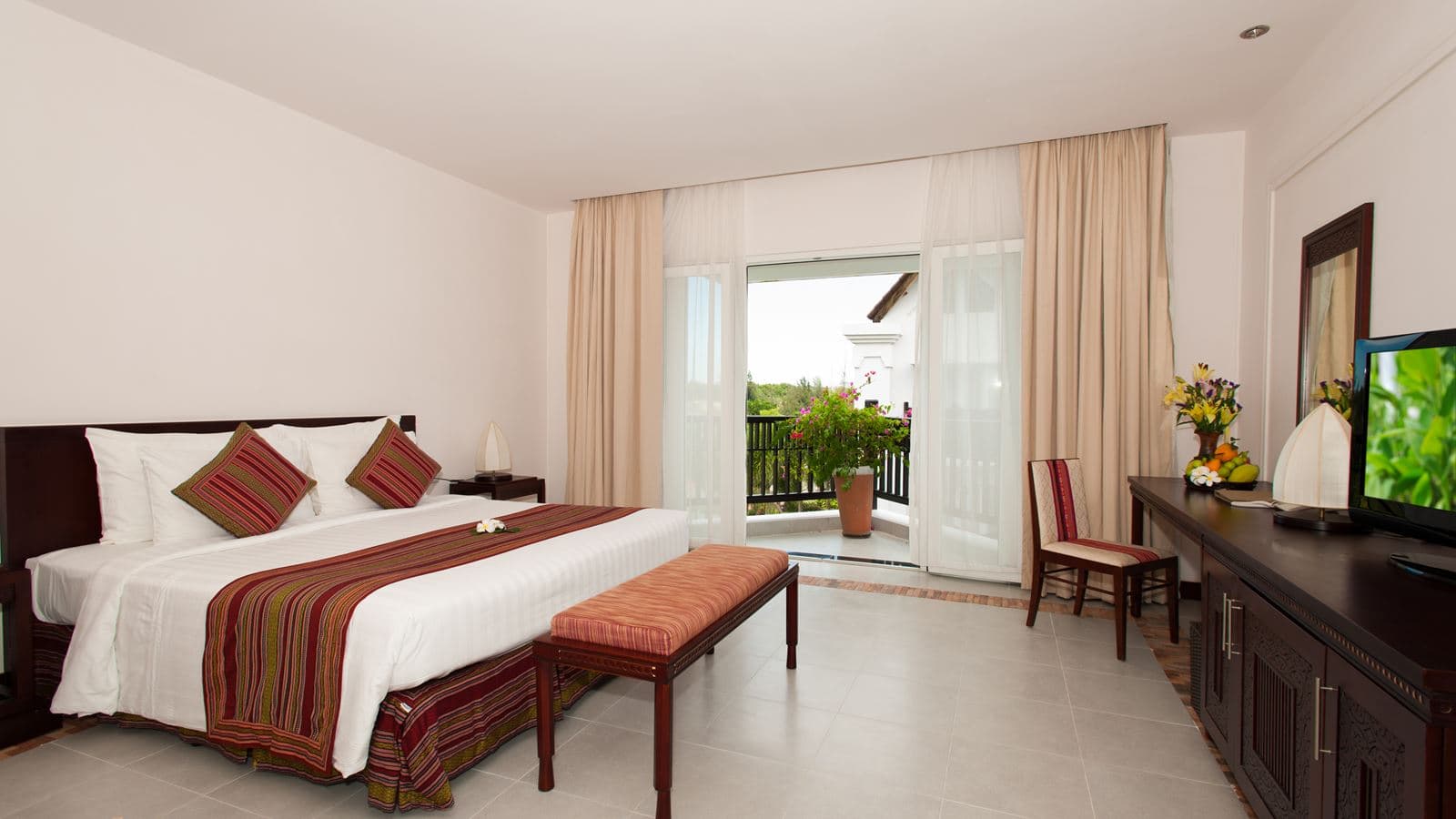 rooms-superior-garden-view-balcony