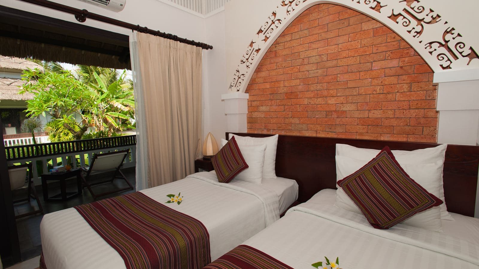 rooms-bungalow-garden-view-balcony