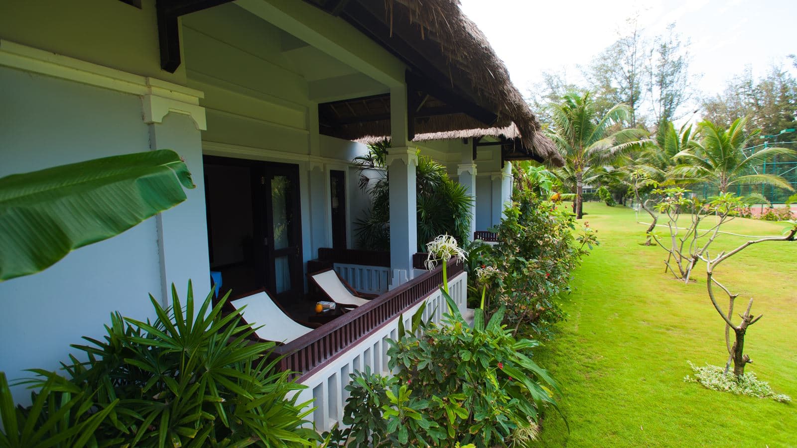 rooms-bungalow-garden-view-balcony