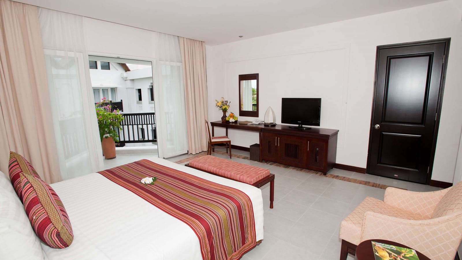 rooms-superior-garden-view-balcony