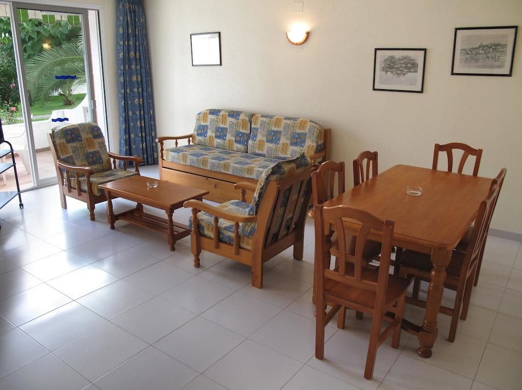 rooms-apartment-24-balcony-or-terrace