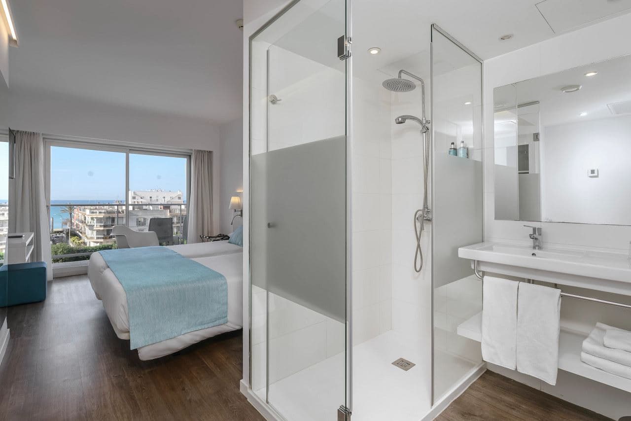 rooms-double-superior-front-sea-view-balcony-or-terrace