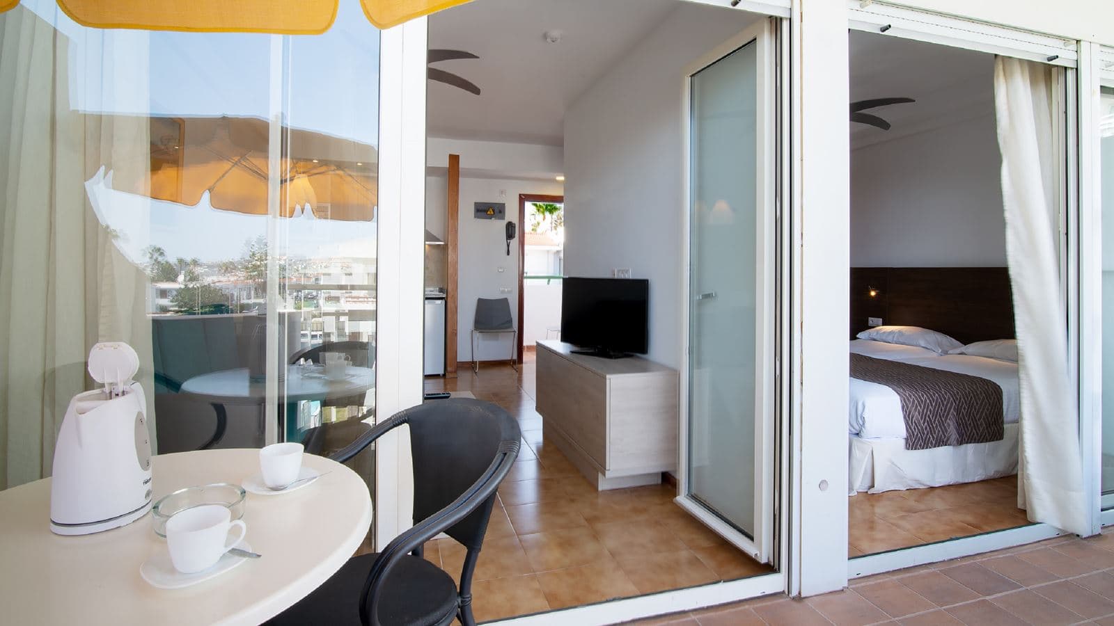 rooms-one-bedroom-apartment-balcony-or-terrace