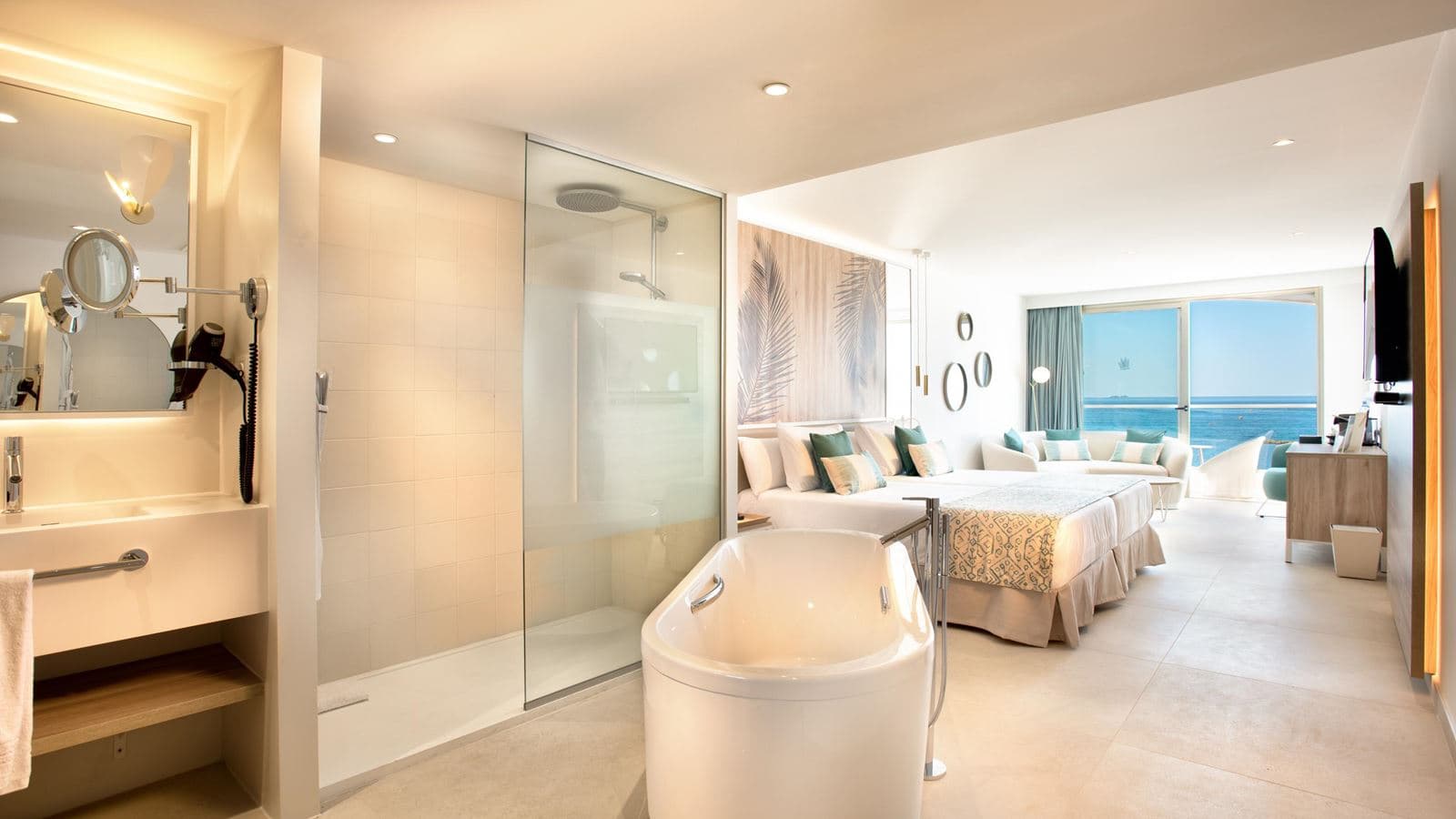 rooms-junior-suite-platinum-front-sea-view
