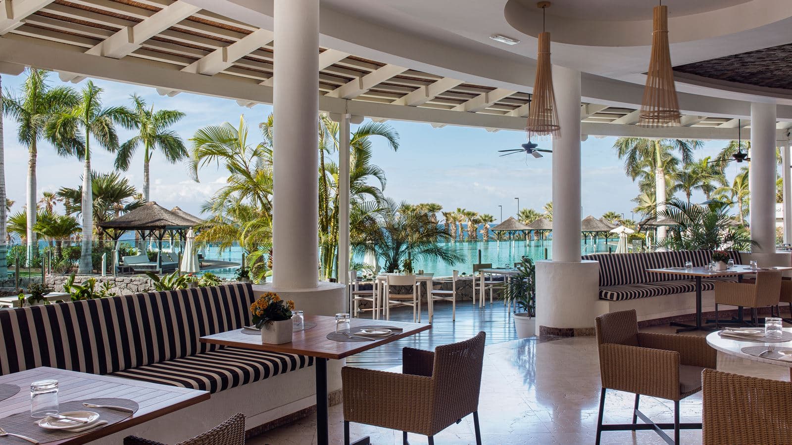 restaurants-oasis-pool-grill