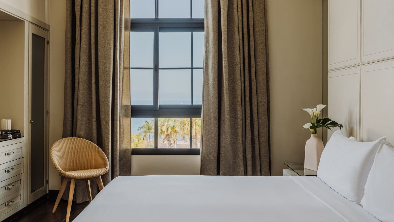 rooms-one-bedroom-suite-partial-ocean-view