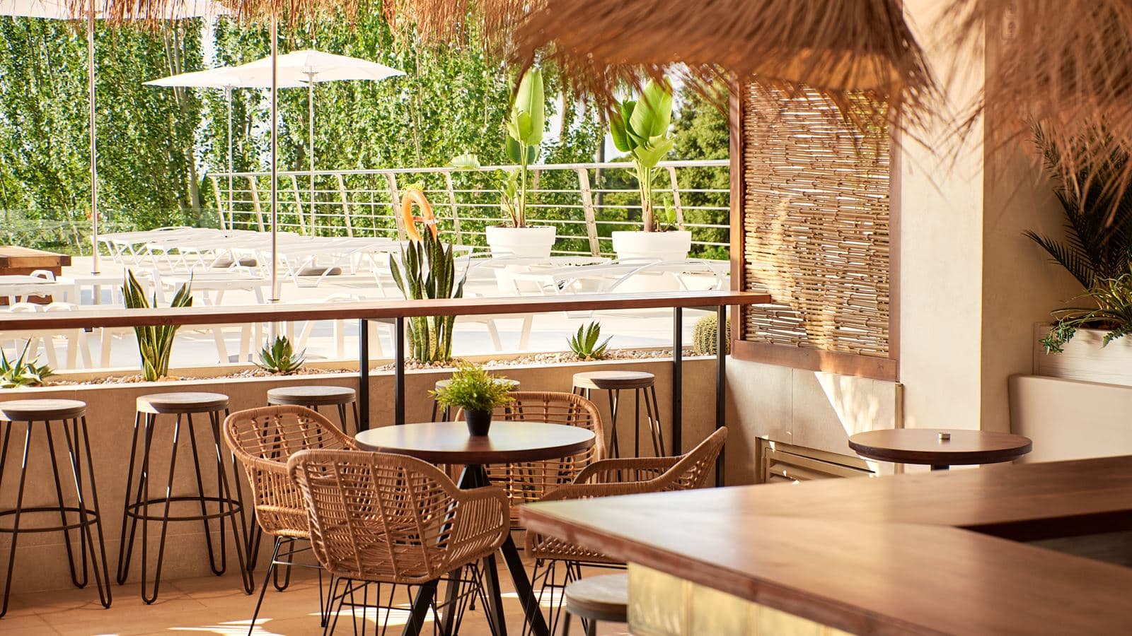 restaurants-illusions-pool-bar