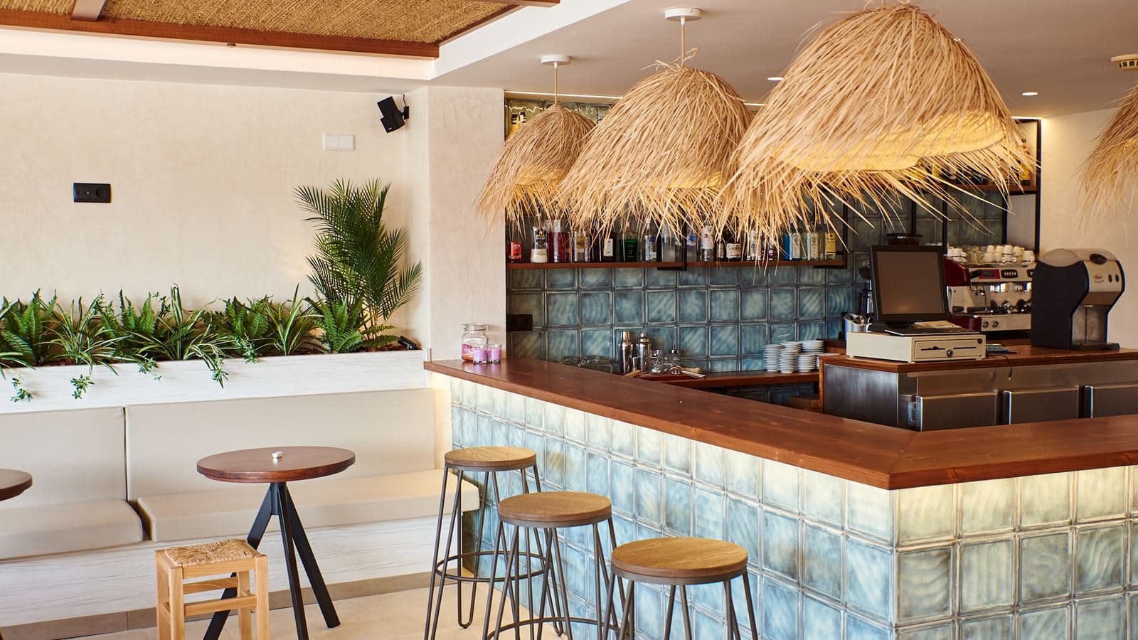 restaurants-illusions-pool-bar