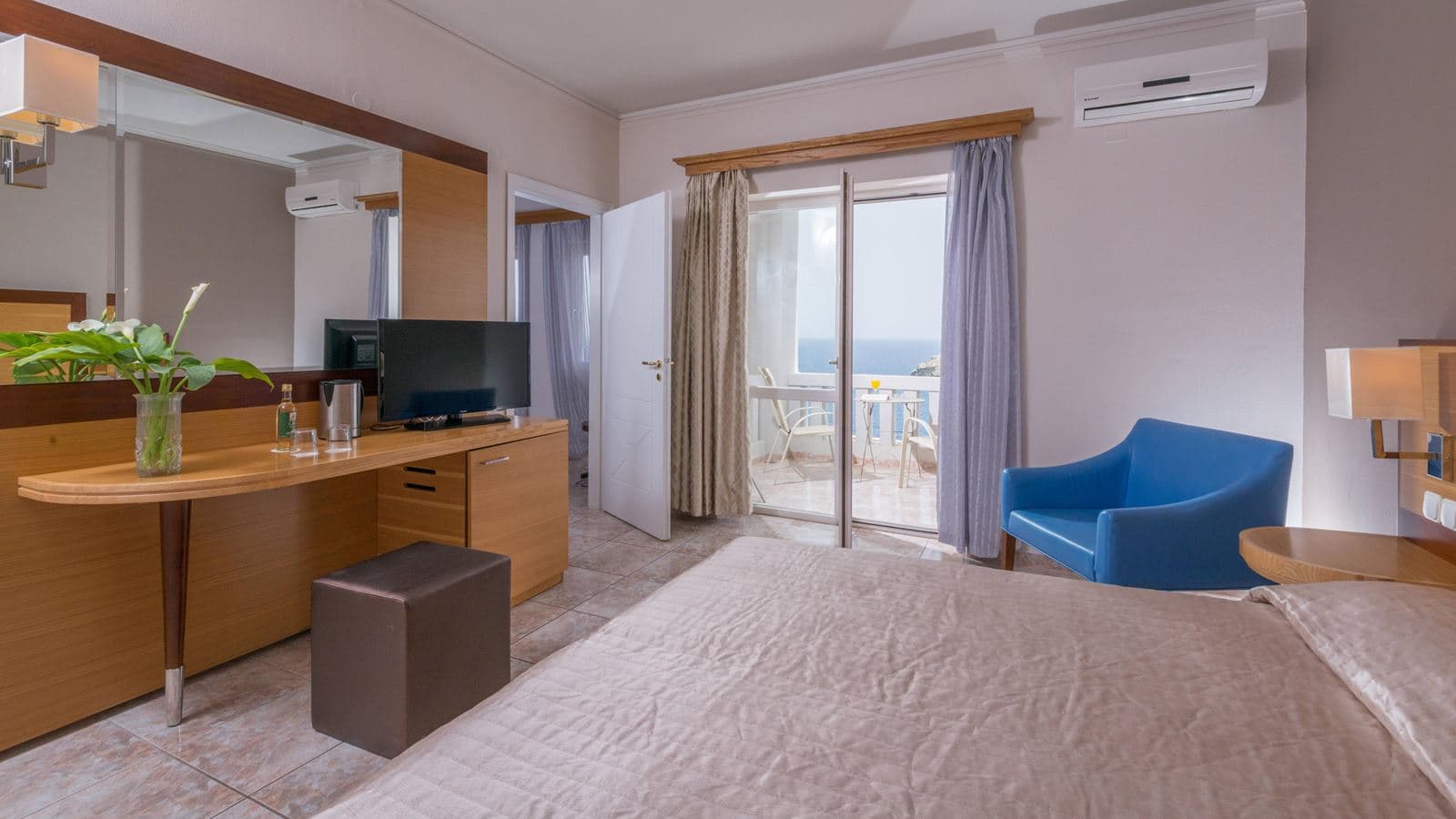 rooms-family-room-2-bedrooms-sea-view