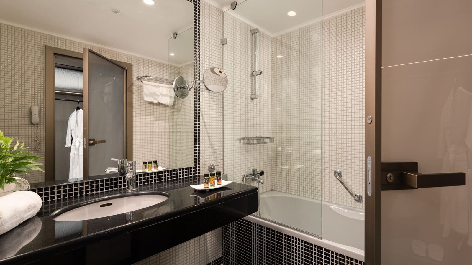 rooms-superior-room-land-view