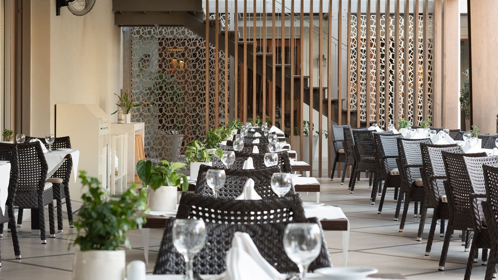 restaurants-daphne-main-restaurant