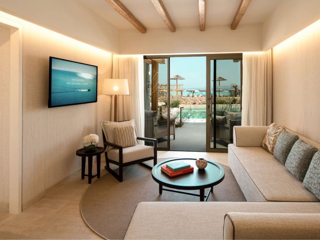 rooms-suite-swim-up-sharing-pool