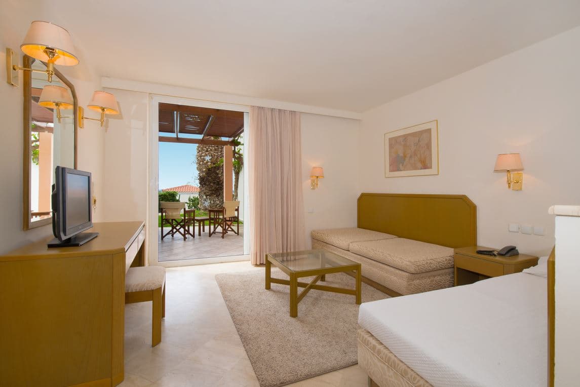 rooms-bungalow-family-front-sea-view