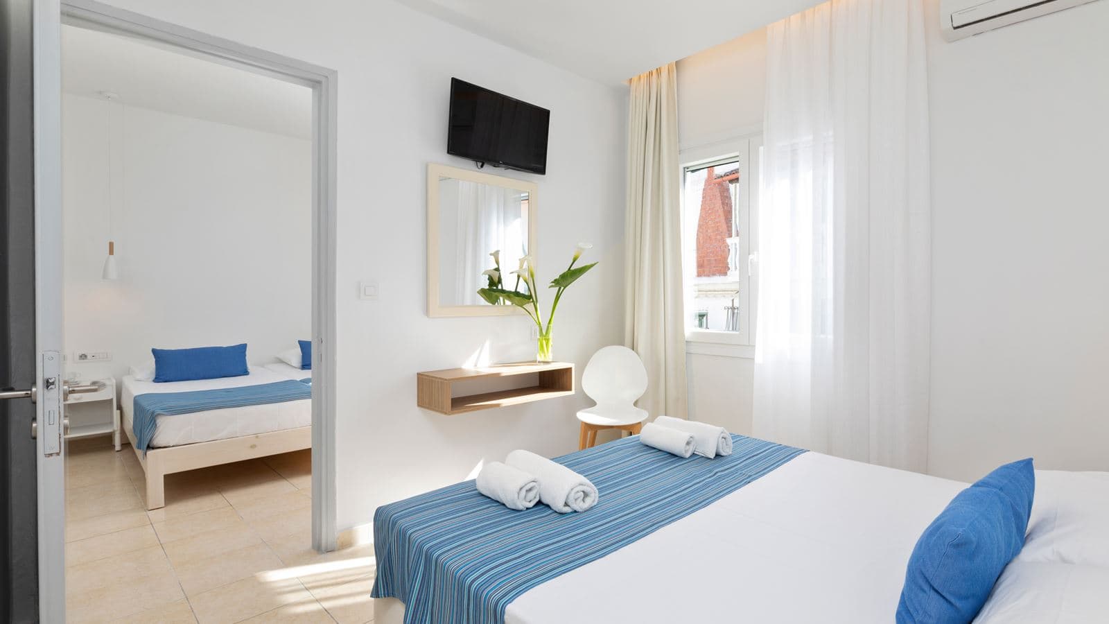 rooms-family-suite-with-balcony