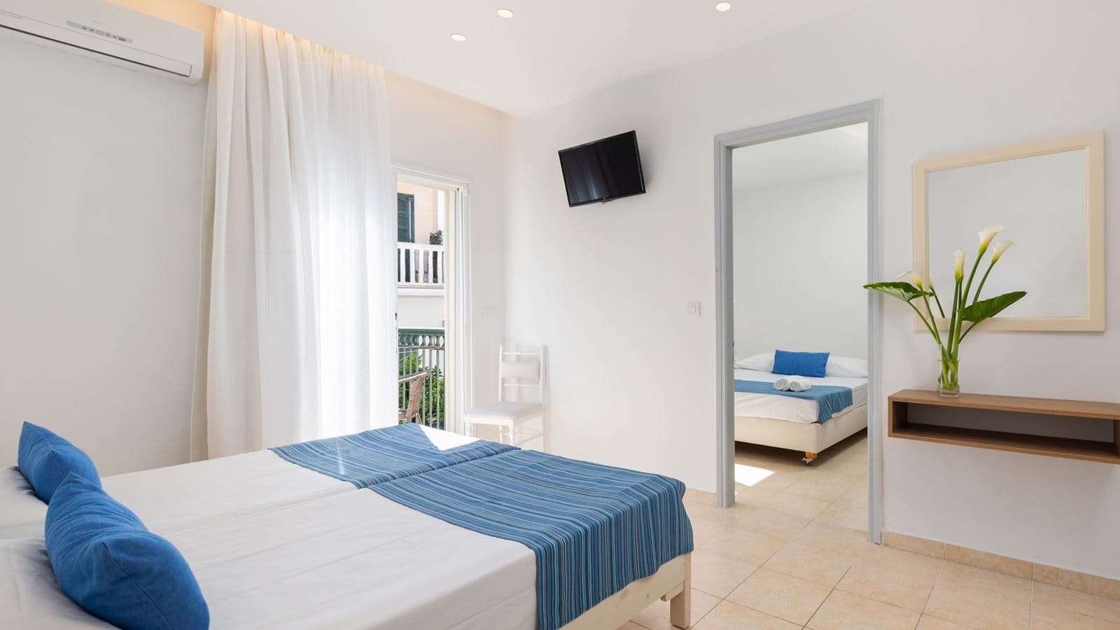 rooms-family-suite-with-balcony