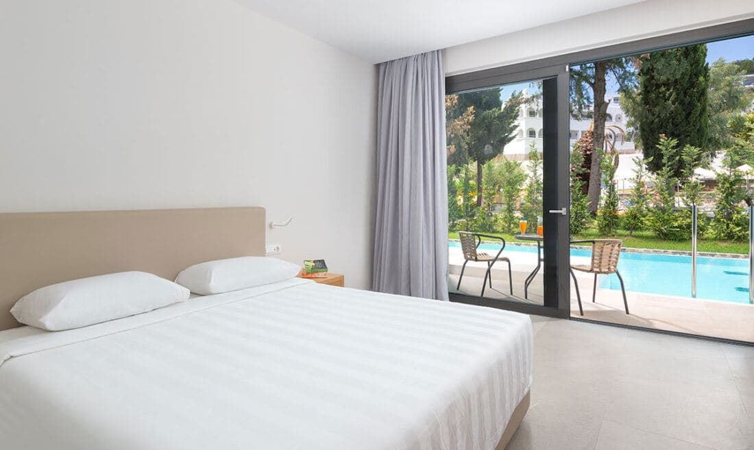rooms-deluxe-double-room-swim-up
