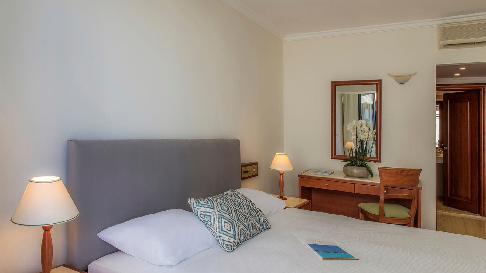 rooms-room-double---side-sea-view--balcony