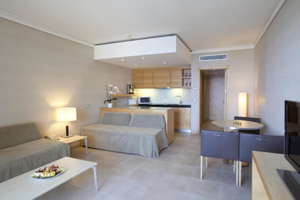 rooms-family-garden-view