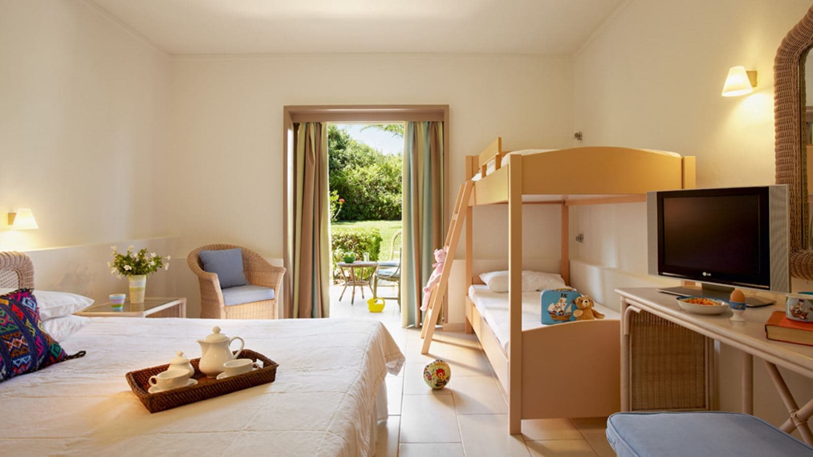 rooms-room-family-garden-view